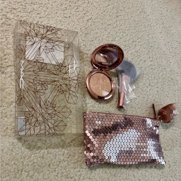 MAC COSMETICS EXTRA DIMENSION SHOW GOLD /Rose Gold Makeup Set with brush - Picture 3 of 7